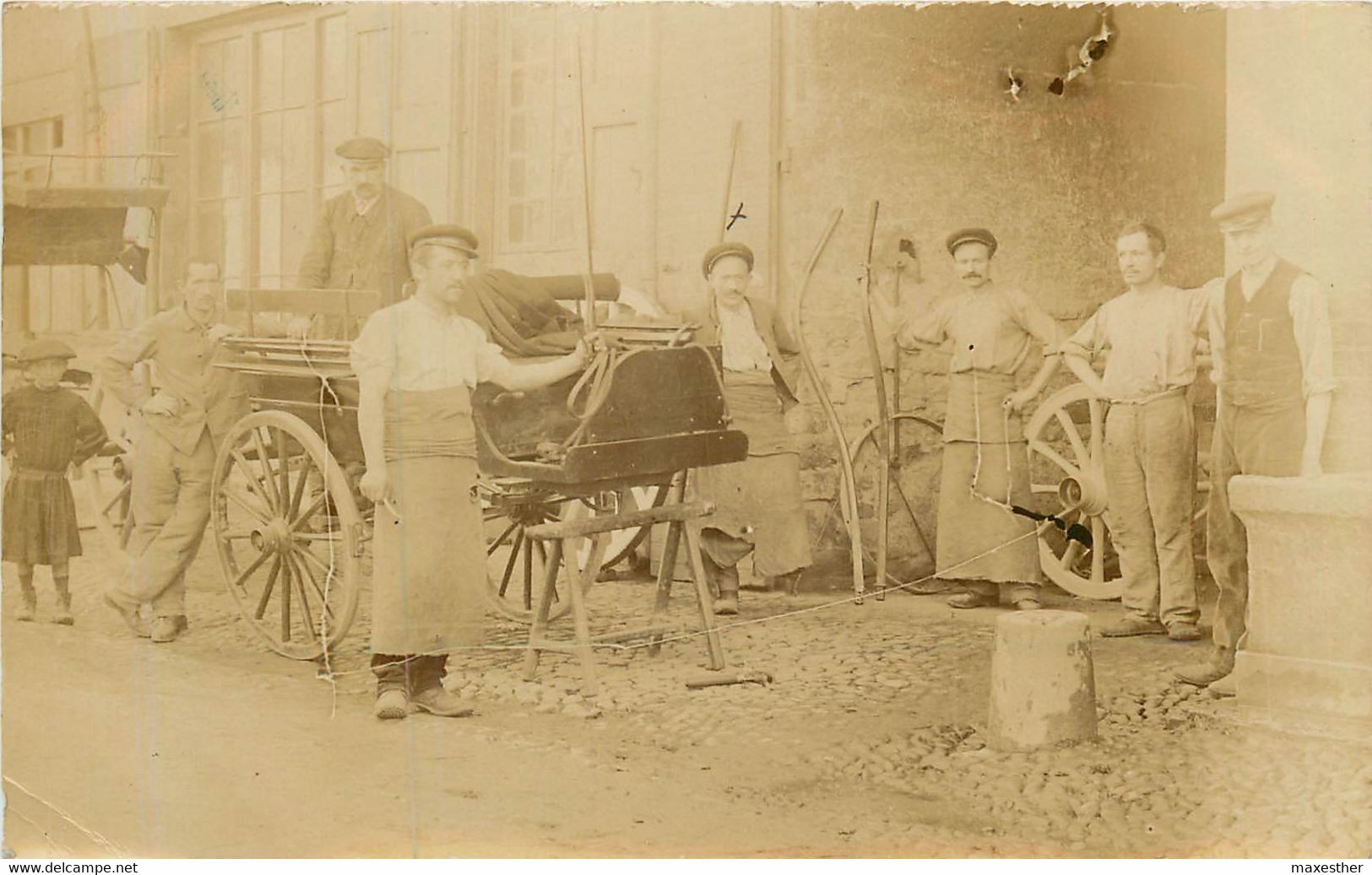 LES AVENIERES un charron (fabricant de charrettes) - CARTE PHOTO