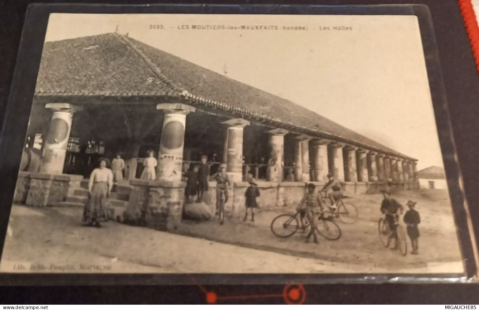 LES MOUTIERS LES  MAUXFAITS -N°2699*-  les halles