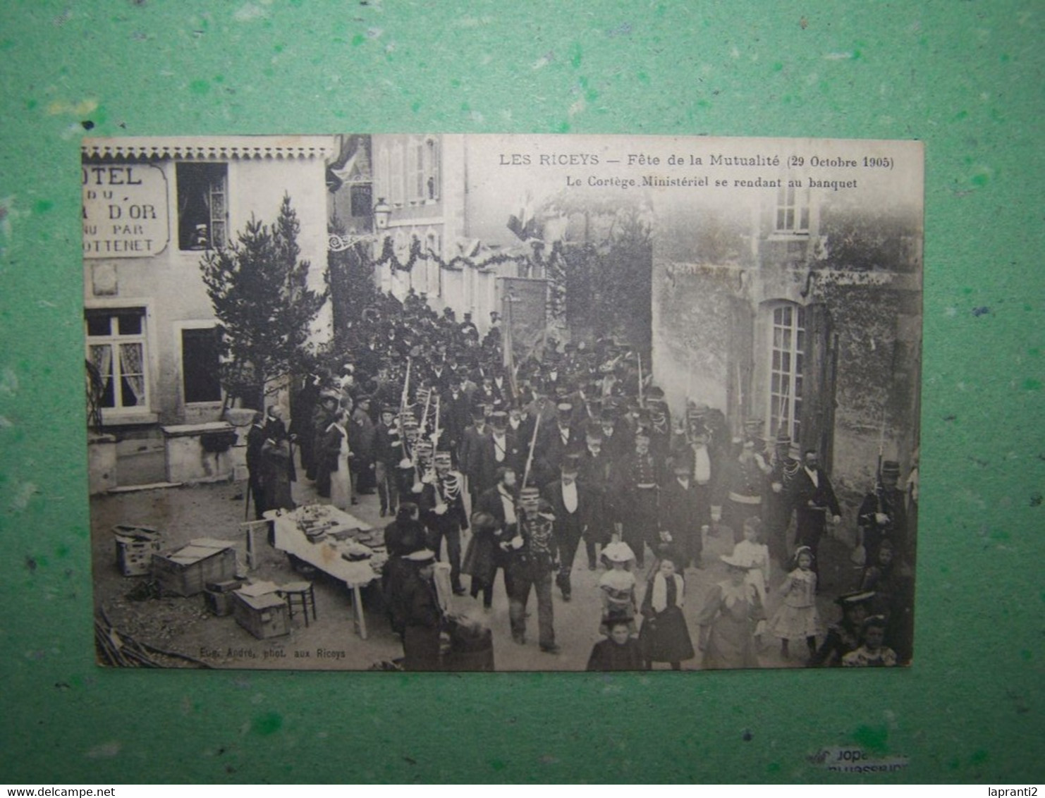LES RICEYS. AUBE.FETE DE LA MUTUALITE. 29 OCTOBRE 1905. LE CORTEGE MINISTERIEL SE RENDANT AU BANQUET.