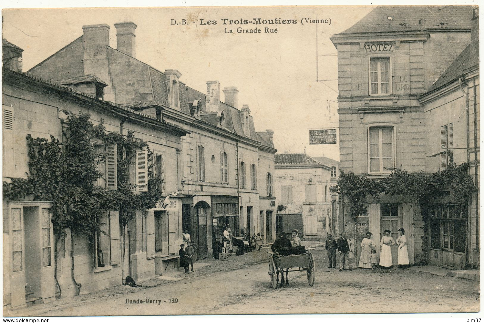 LES TROIS MOUTIERS - La Grande Rue