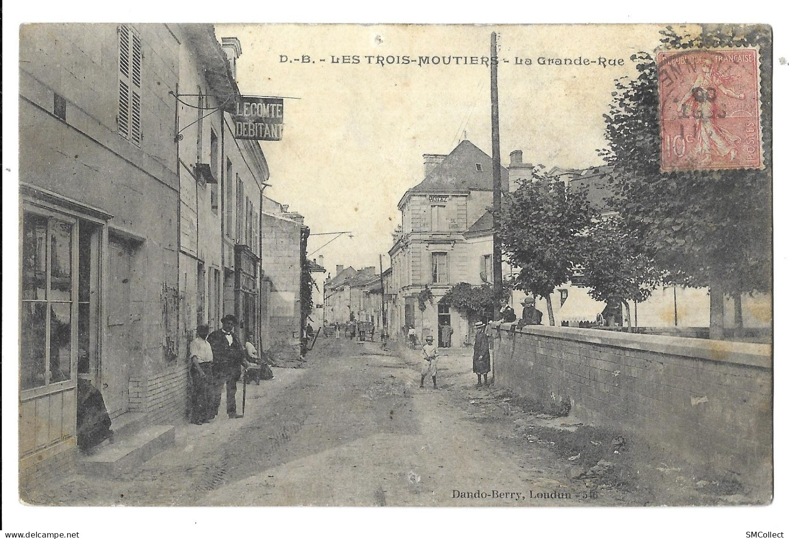 Les Trois Moutiers, la grande rue (9815)