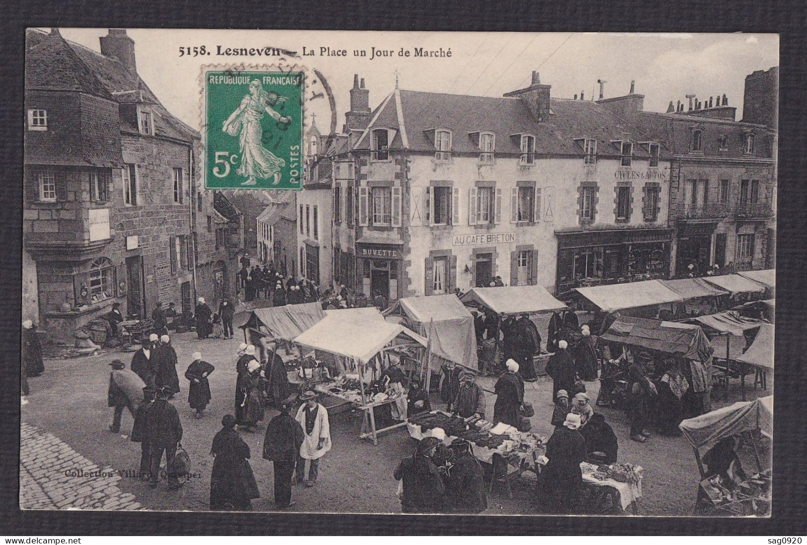 Lesneven-La Place un Jour de Marché