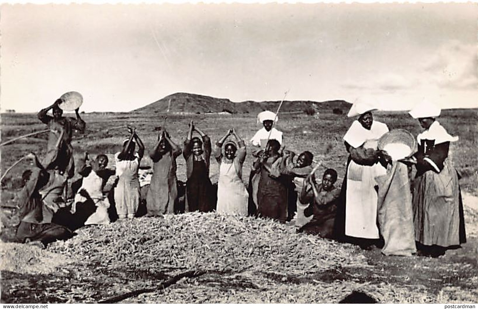 LESOTHO - Threshing corn - Ed. F. Chapeau 4