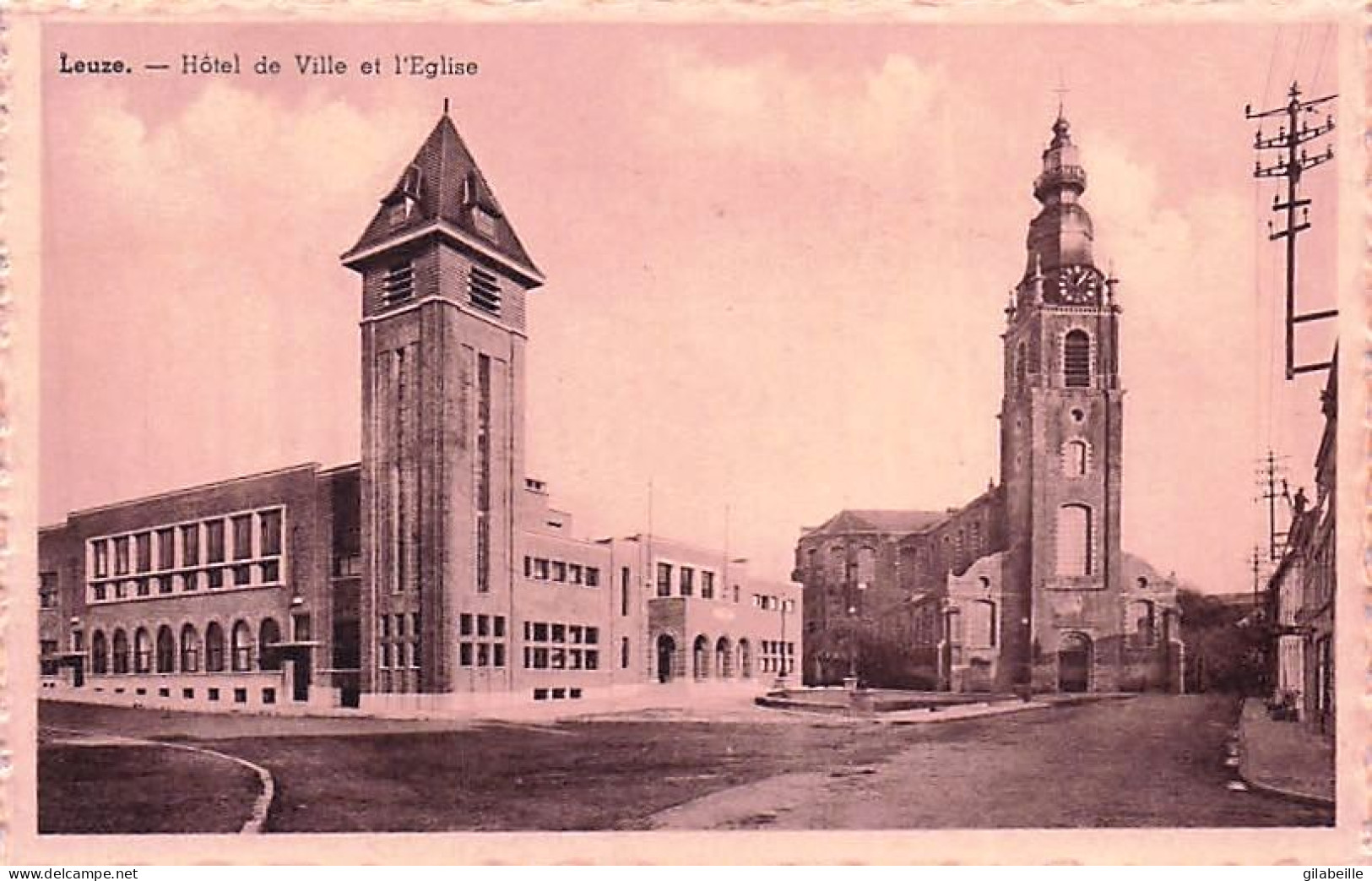 Leuze-en-Hainaut - Hôtel de ville et l'église