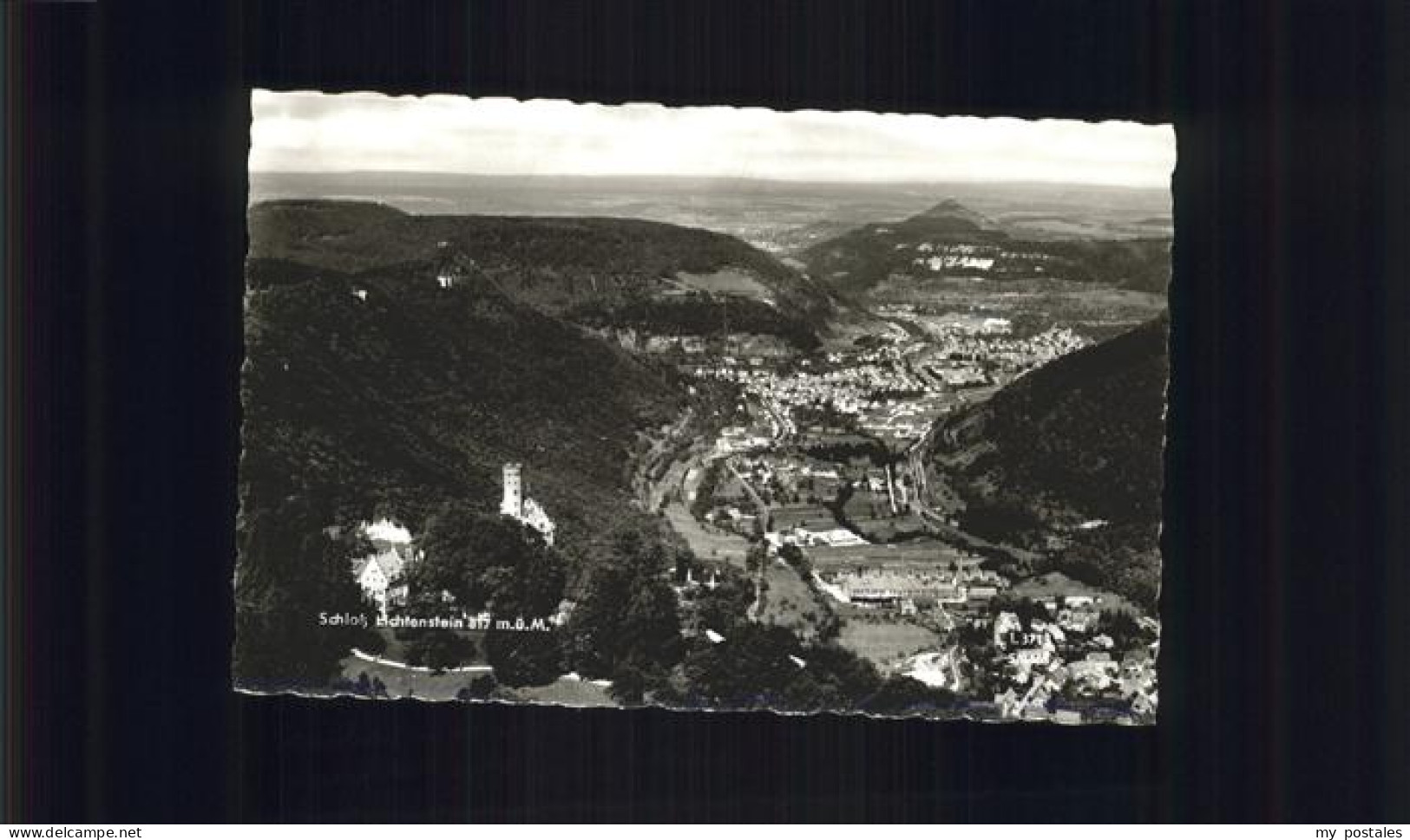 Lichtenstein Wuerttemberg Totale mit Schloss Lichtenstein
