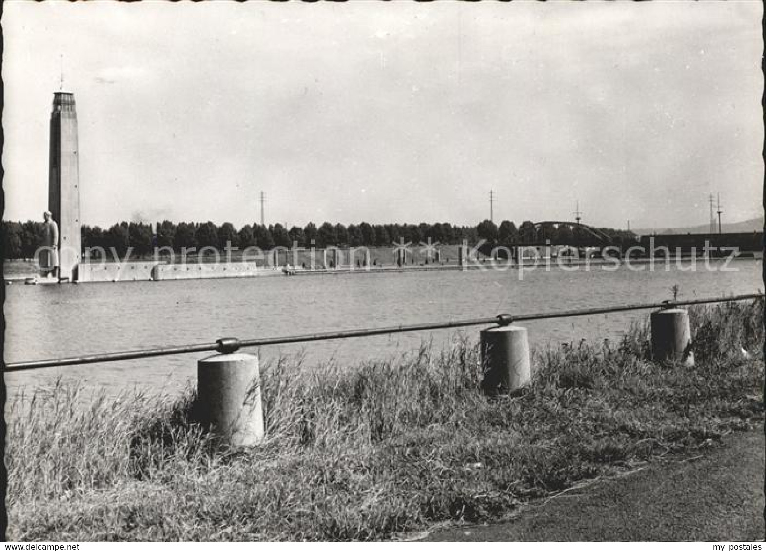 Liege Luettich Canal Albert et statue du Roi Albert 1.