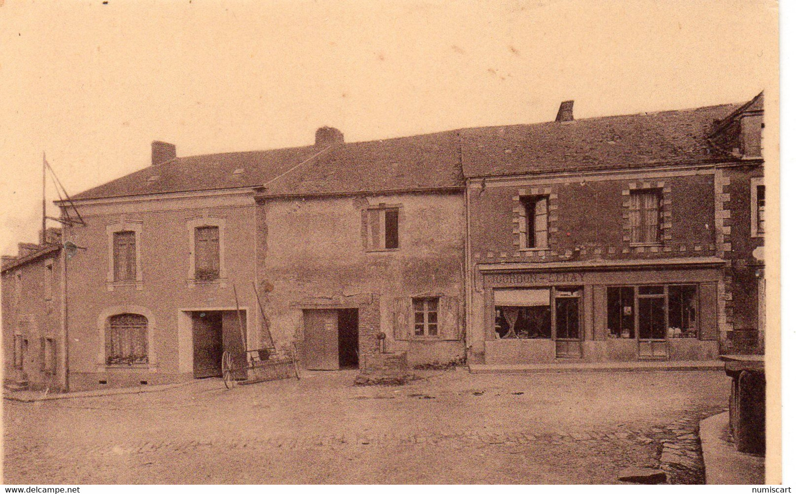 Ligné Arrivée par la Route de Mouzeil commerce