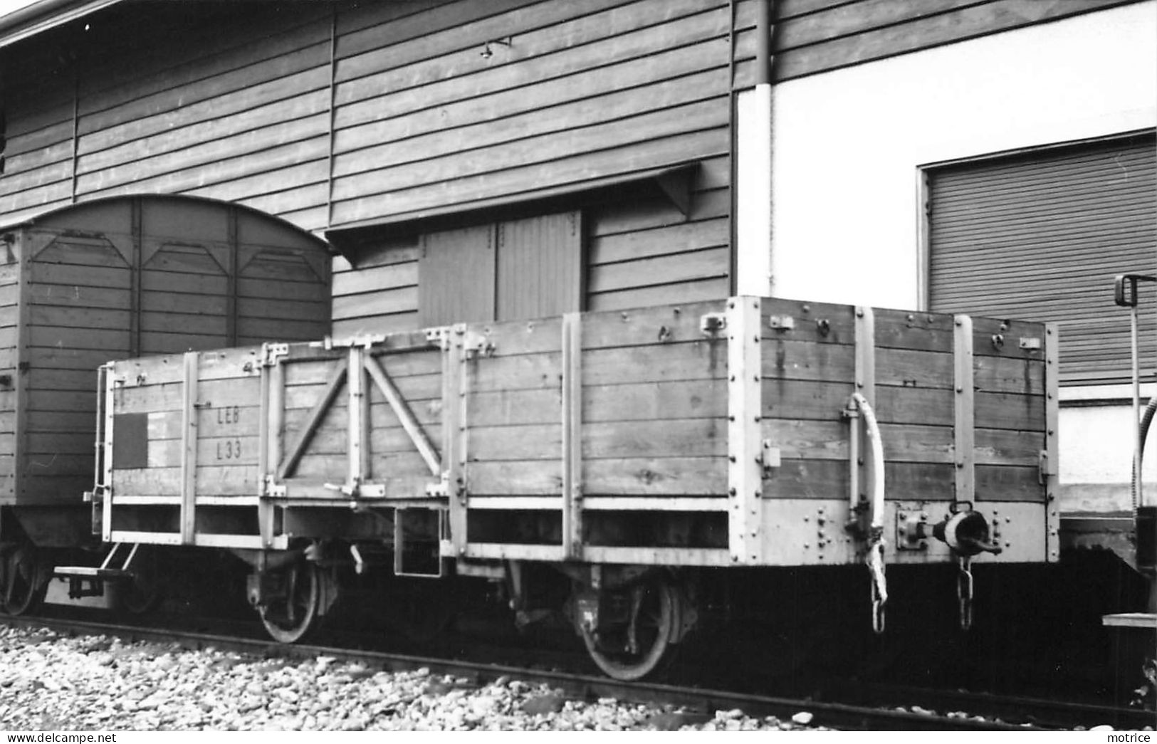 LIGNE DE CHEMIN DE FER Lausanne- Echallens - Bercher, à Echallens wagon L33, photo en 1972 format carte ancienne.