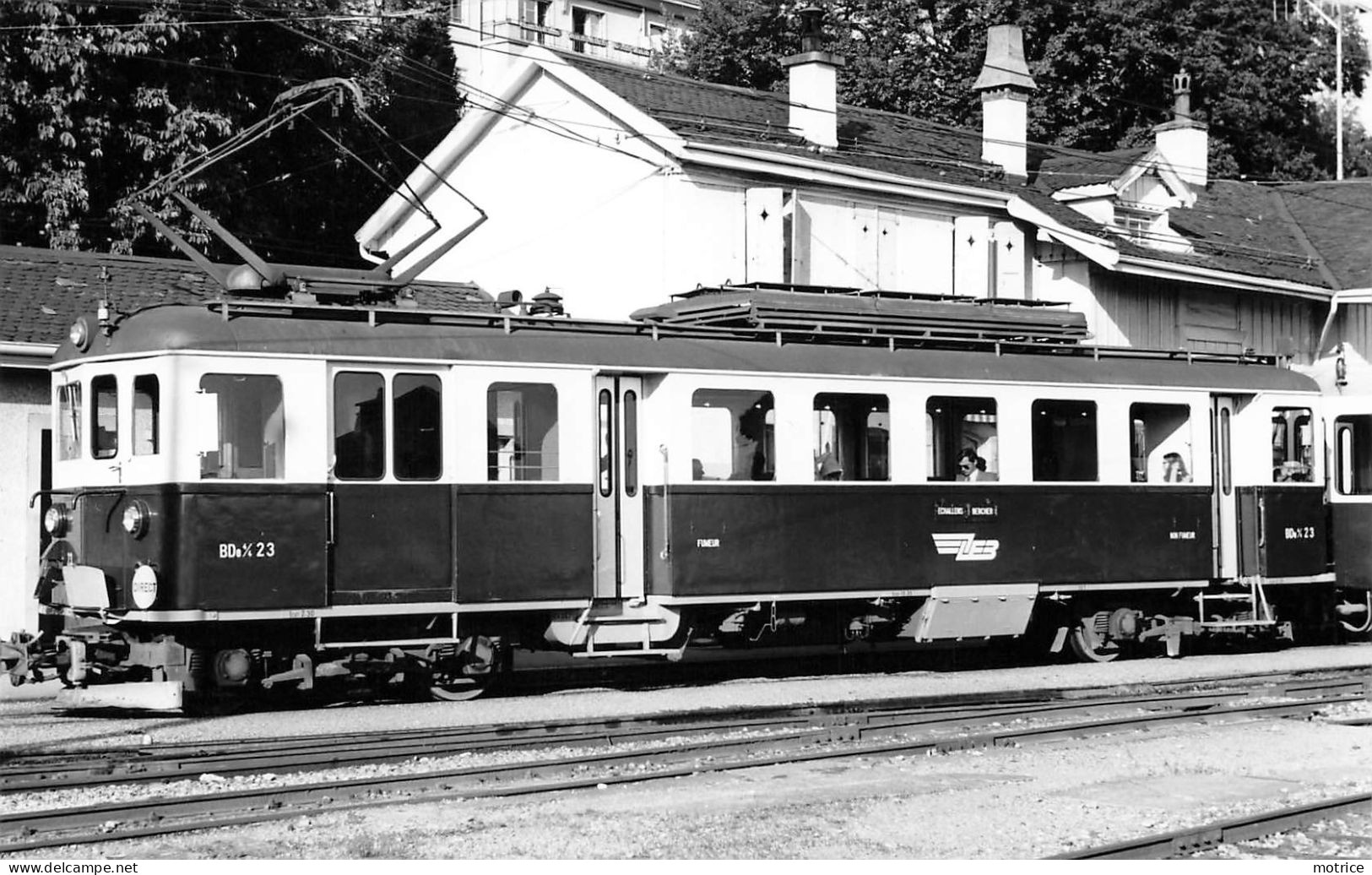 LIGNE DE CHEMIN DE FER Lausanne- Echallens - Bercher, à Lausanne Chauderon , photo en 1972 format carte ancienne.