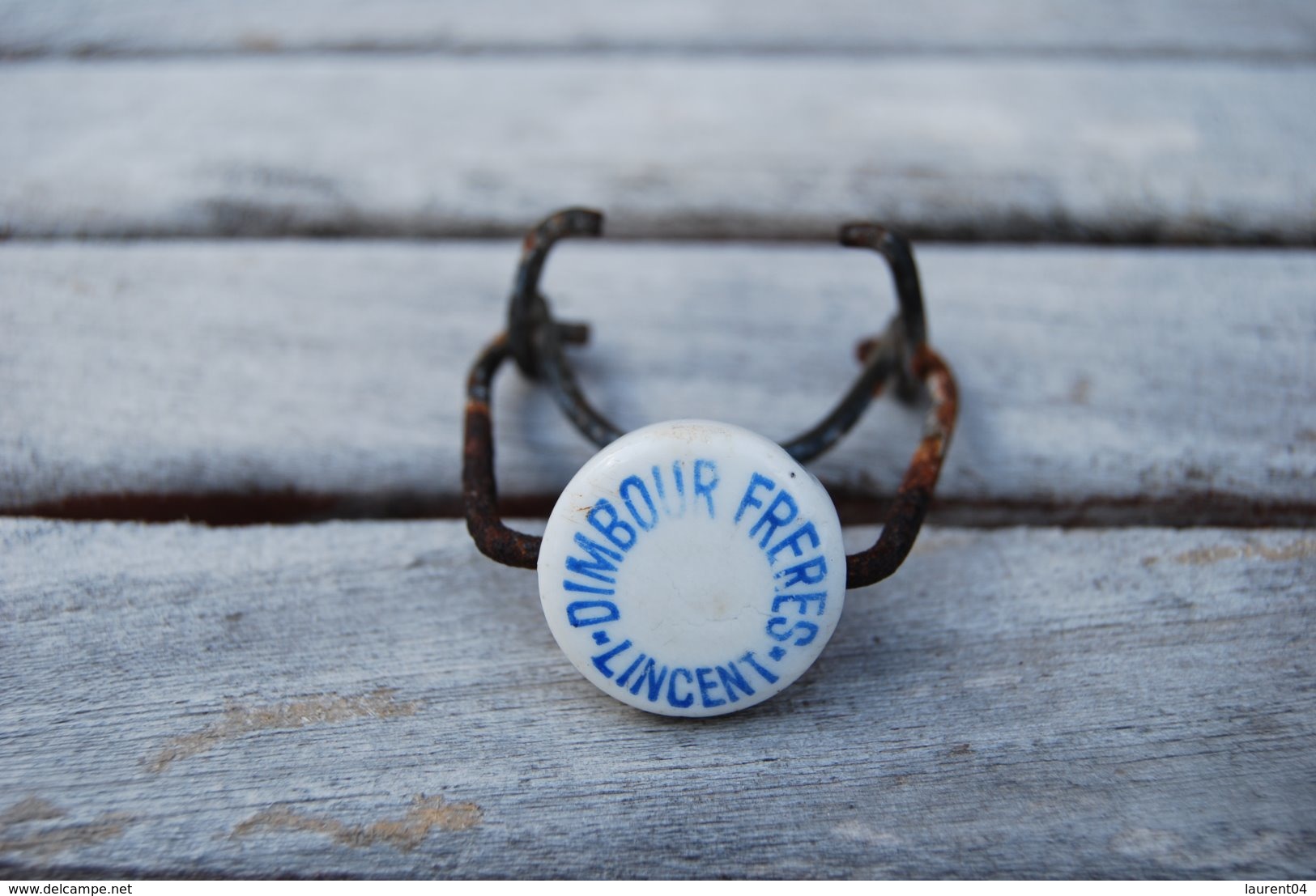 LINCENT.  BRASSERIE DIMBOUR FRERES. ANCIEN BOUCHON EN PORCELAINE DE BOUTEILLE DE BIERE.