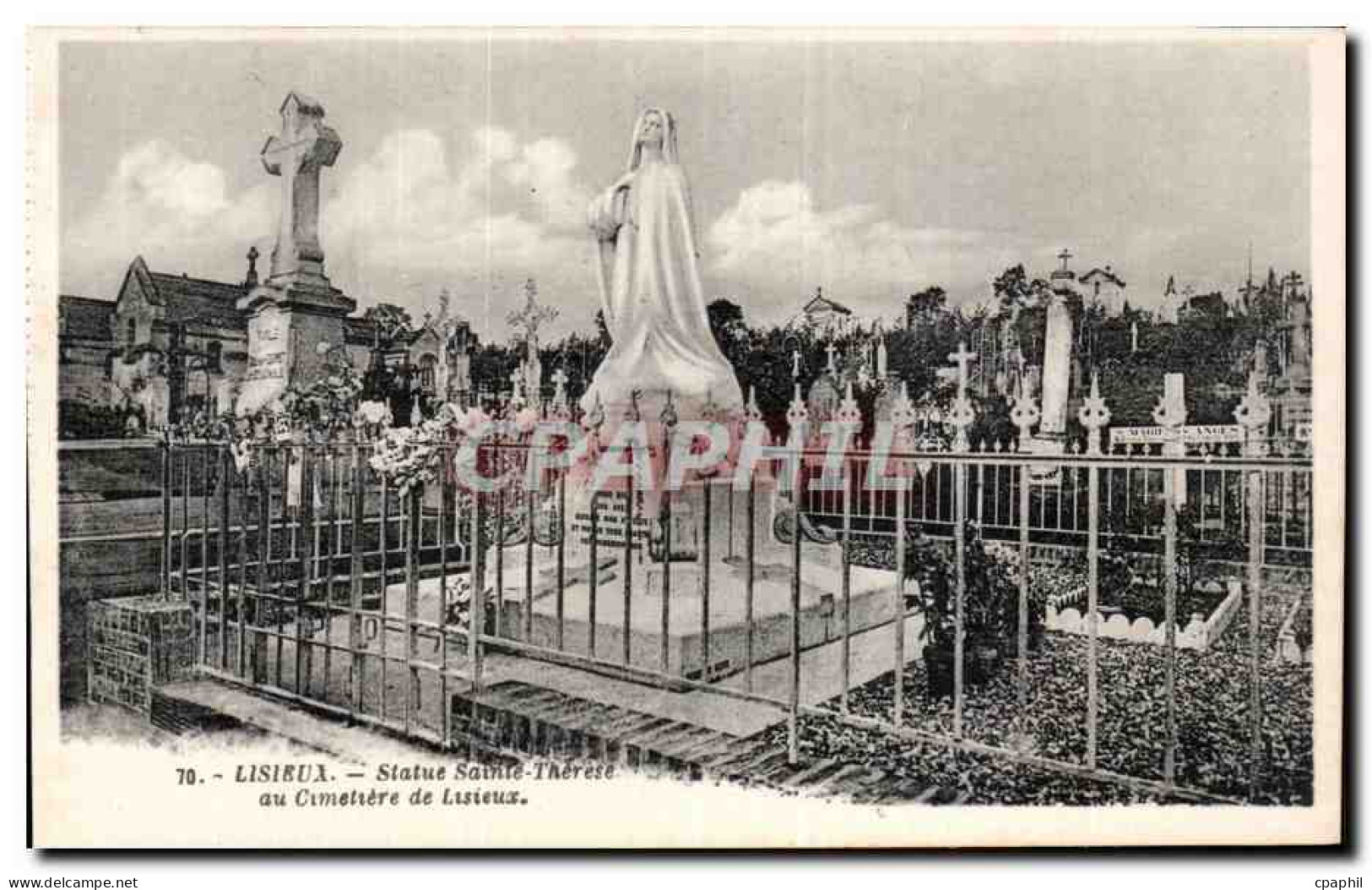 Lisieux CPA Statue Sainte Therese au cimetiere de Lisieux