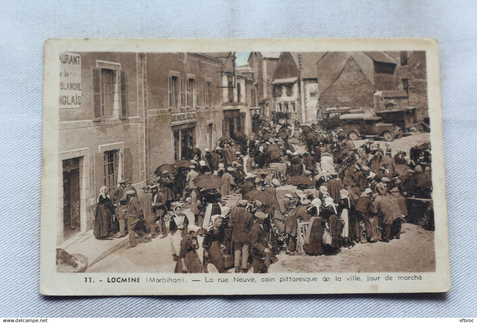Locmine, la rue Neuve, coin pittoresque de la ville, jour de marché, Morbihan 56