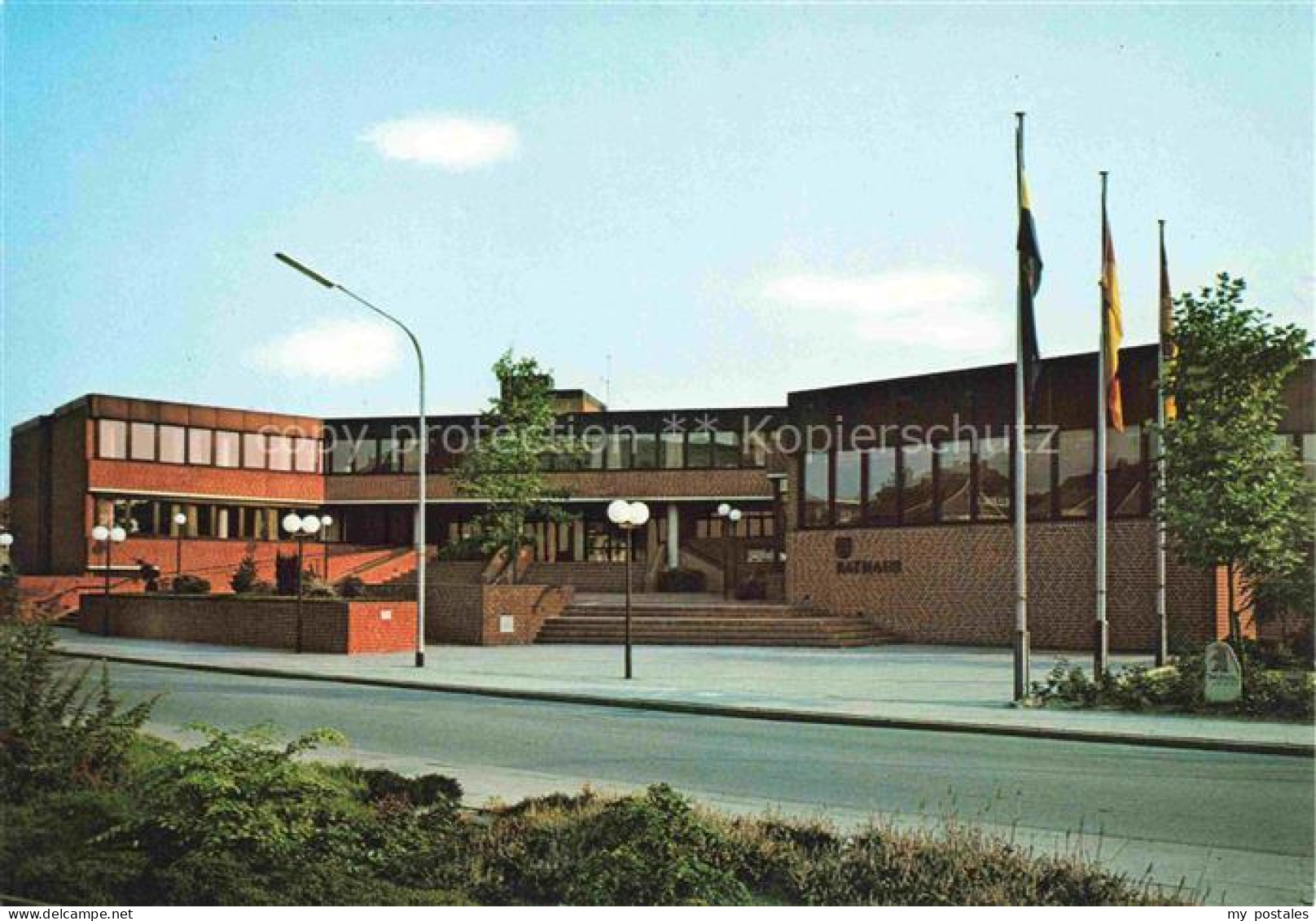 Lohne Vechta Oldenburg Niedersachsen Rathaus Flaggen Backsteinbau Vorplatz Stras