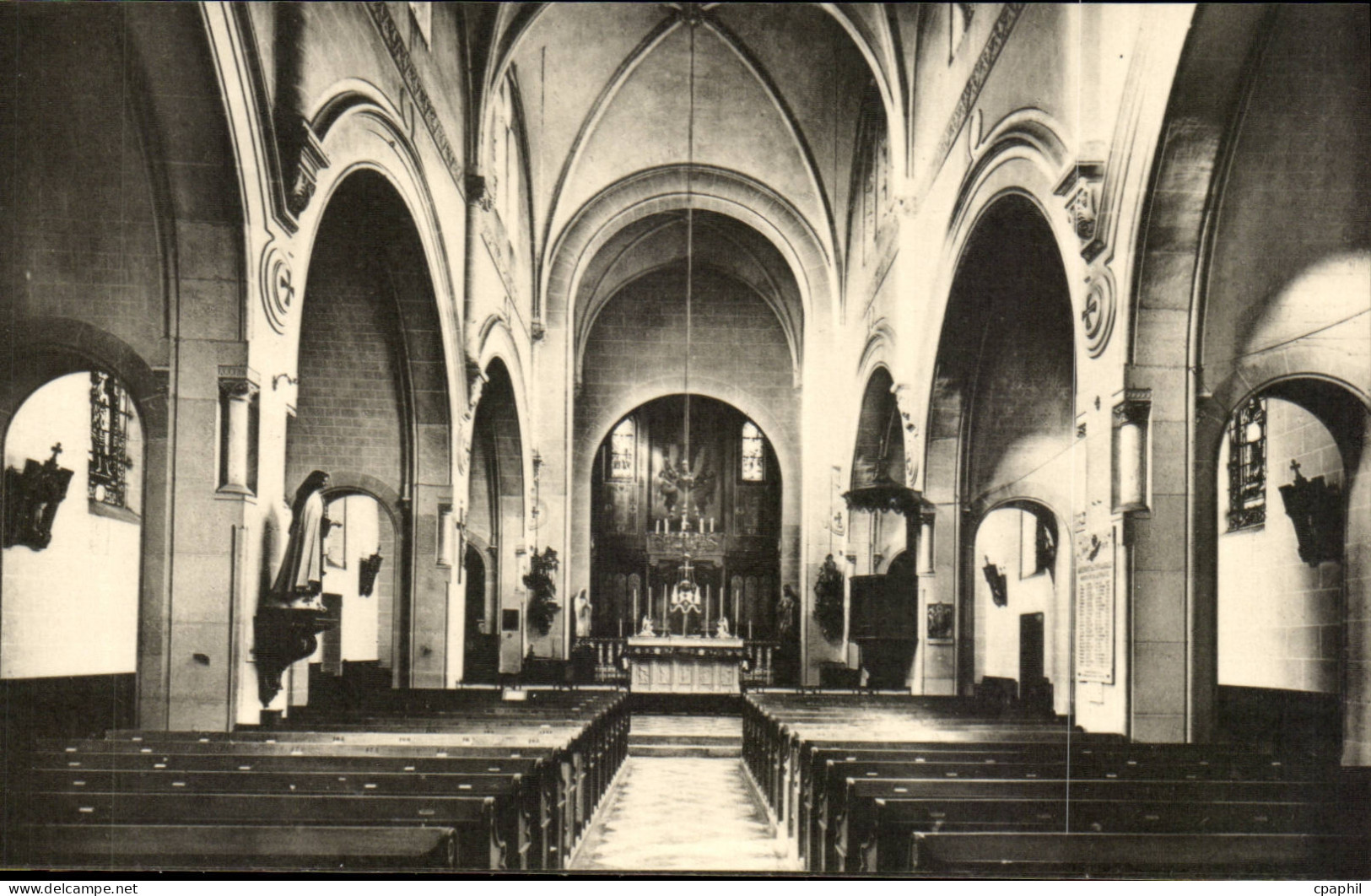 Loigny la Bataille CPA Interieur de la nouvelle eglise
