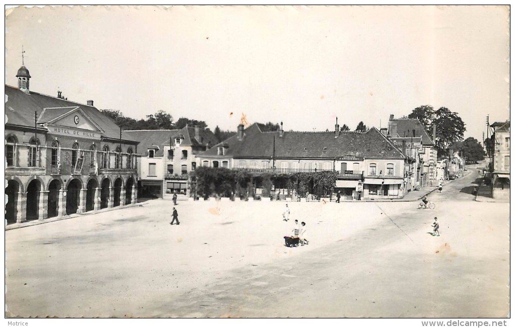 LONGNY AU PERCHE - la place.