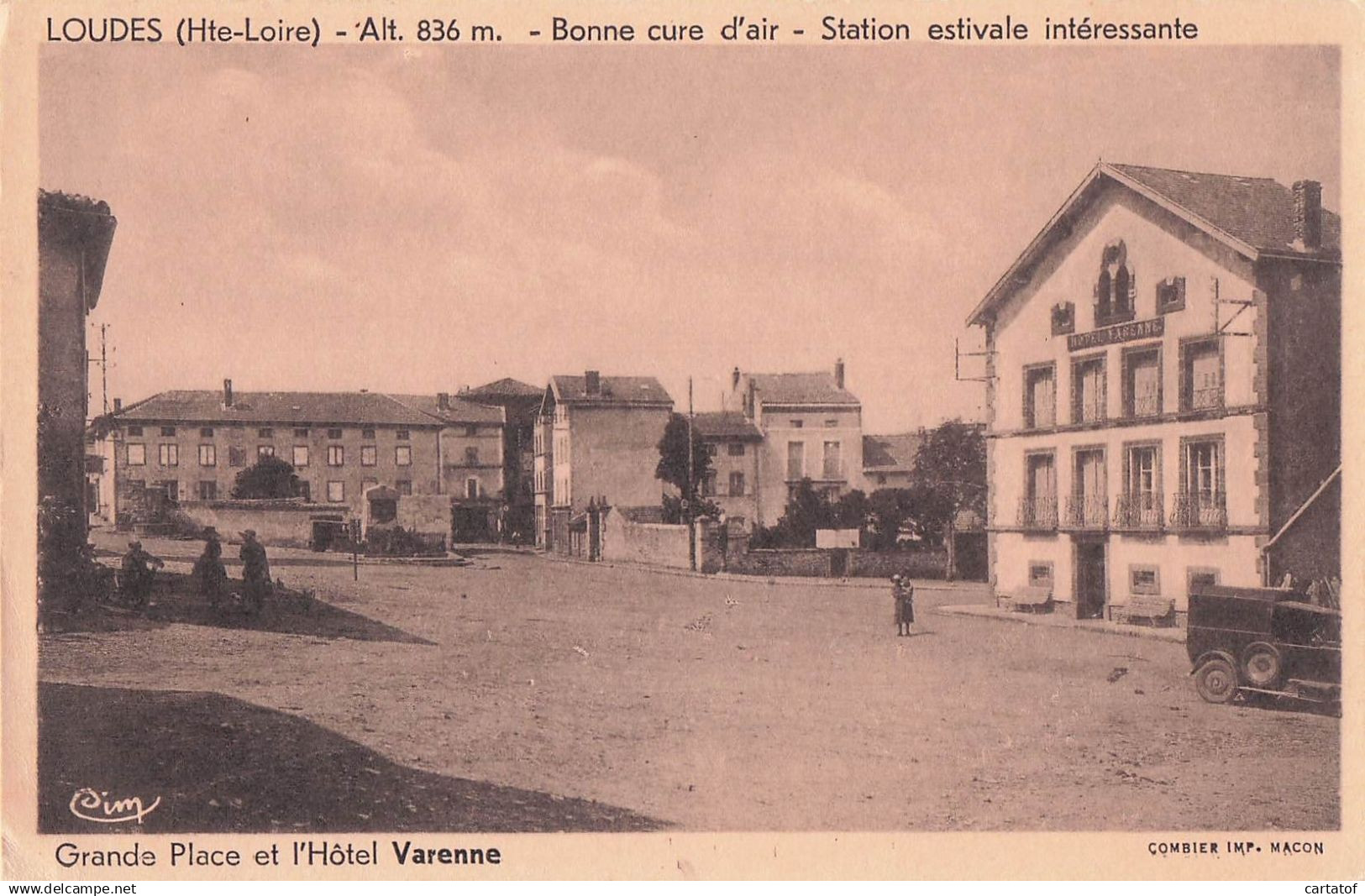 LOUDES . Grande Place et Hôtel de Varenne