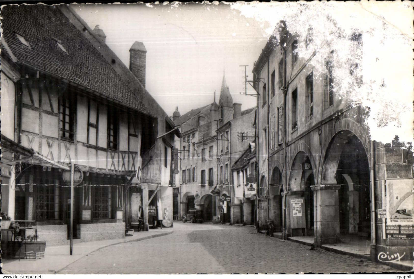 Louhans - Grande rue et les Arcades - CPA