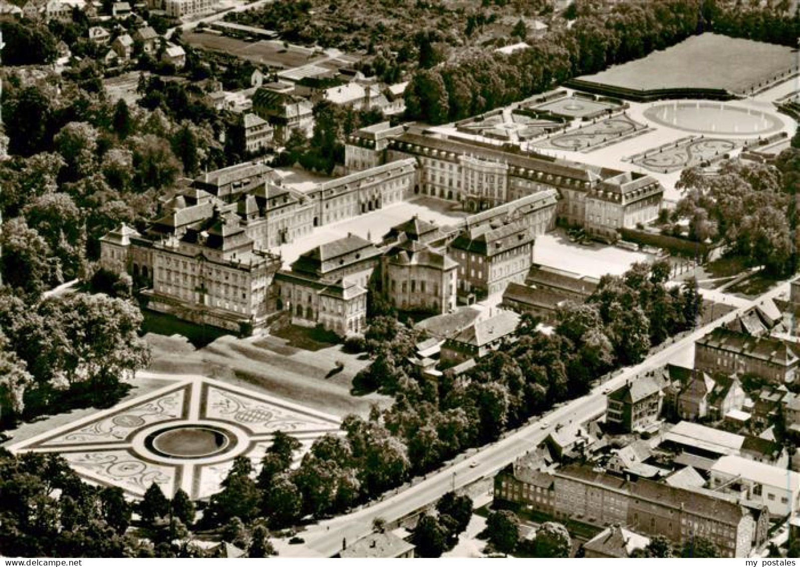 LUDWIGSBURG  BW Schloss-Ludwigsburg Barockschloss Gartenschau Bluehendes-Barock