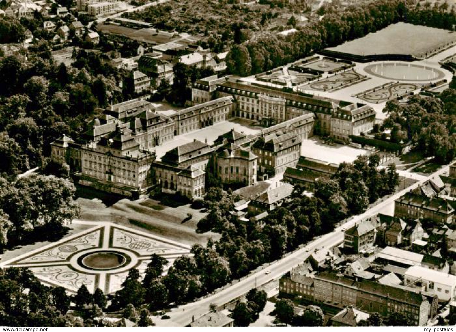 Ludwigsburg  Wuerttemberg Schloss Ludwigsburg mit Gartenschau Bluehendes Barock