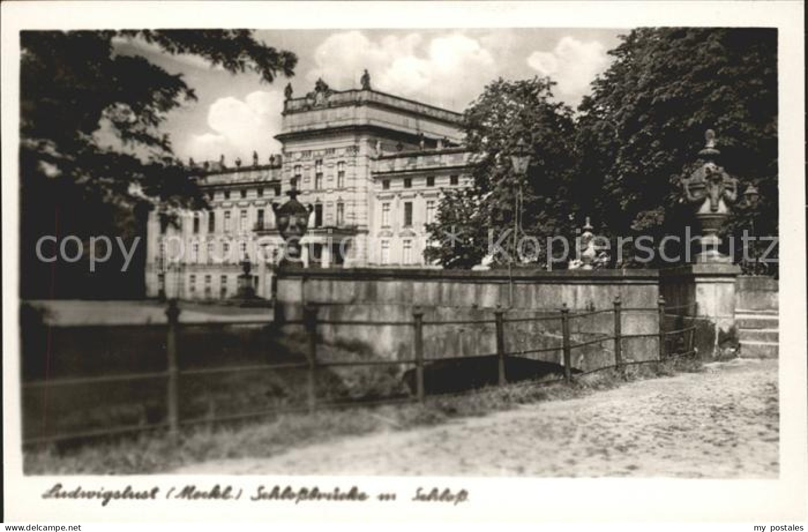 Ludwigslust Schlossbruecke und Schloss