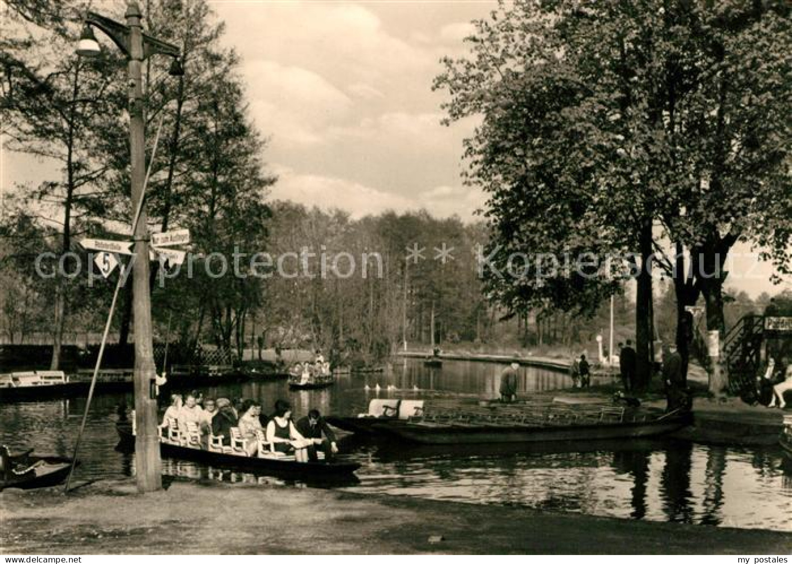 Luebbenau Spreewald Kahnabfahrtstelle Wasserstrasse