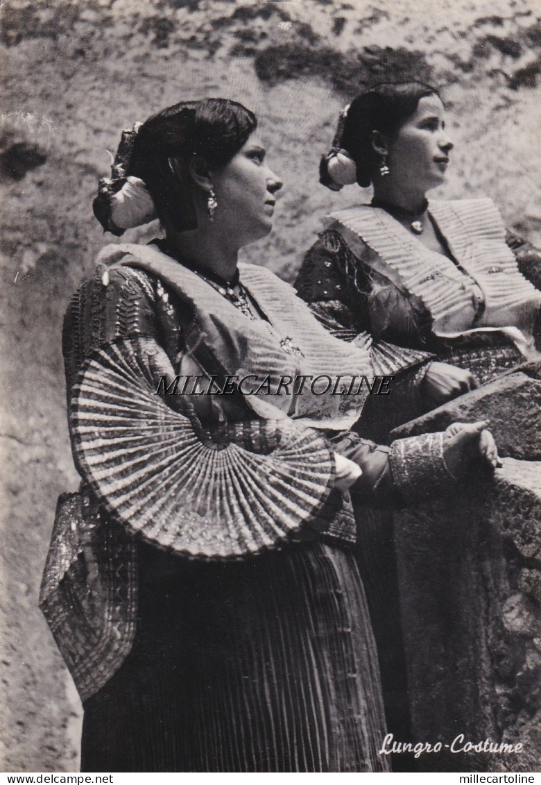 LUNGRO: Donne in costume