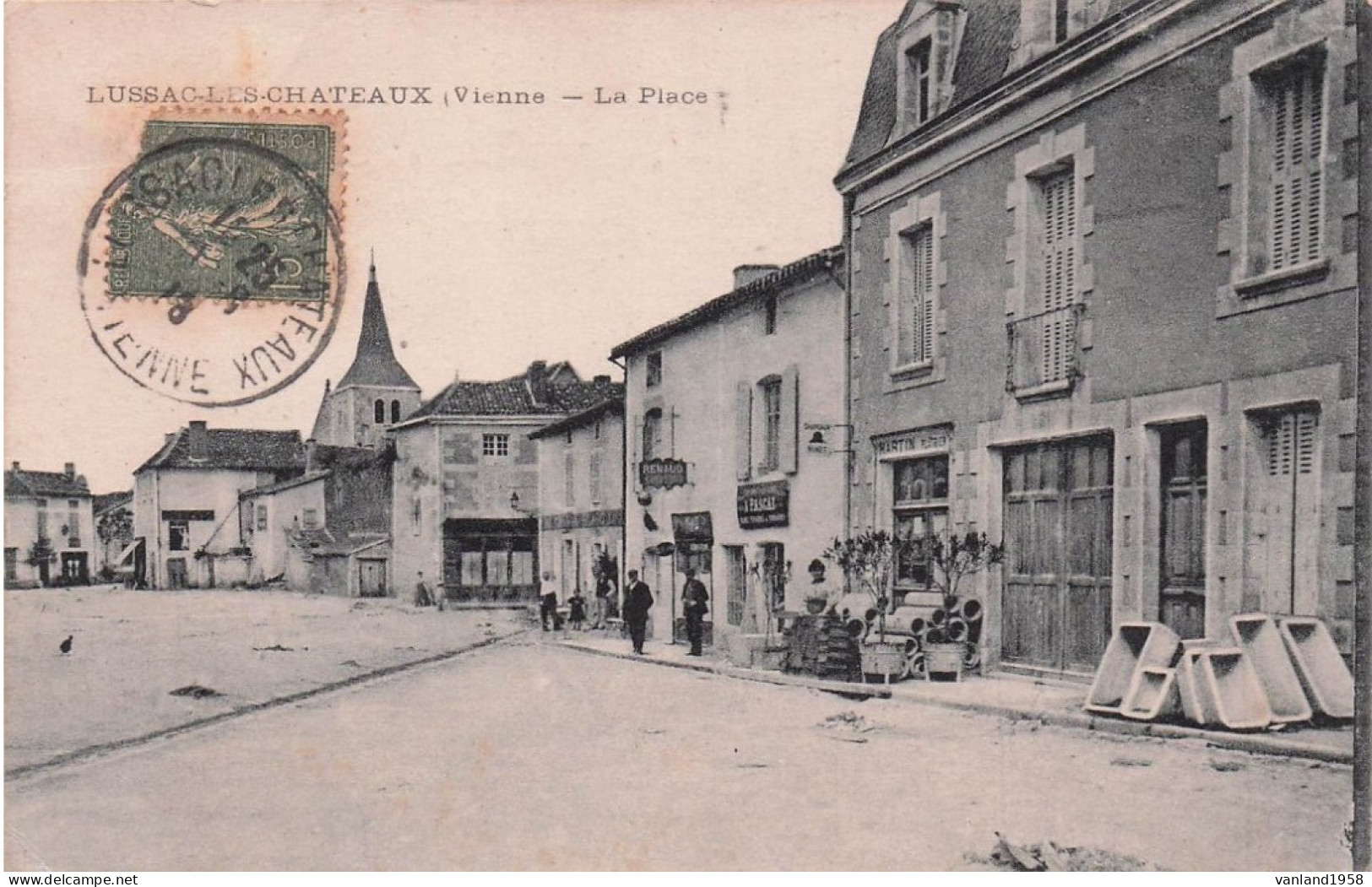 LUSSAC-LES-CHATEAUX-la place
