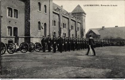 CPA Luxemburg Stadt, Revue vom 22. August, Soldatenkompanie, Geschütze, Kaserne