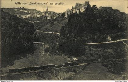CPA Wiltz Luxemburg, Stadt vom Stehkämmchen gesehen, Eisenbahnstrecke