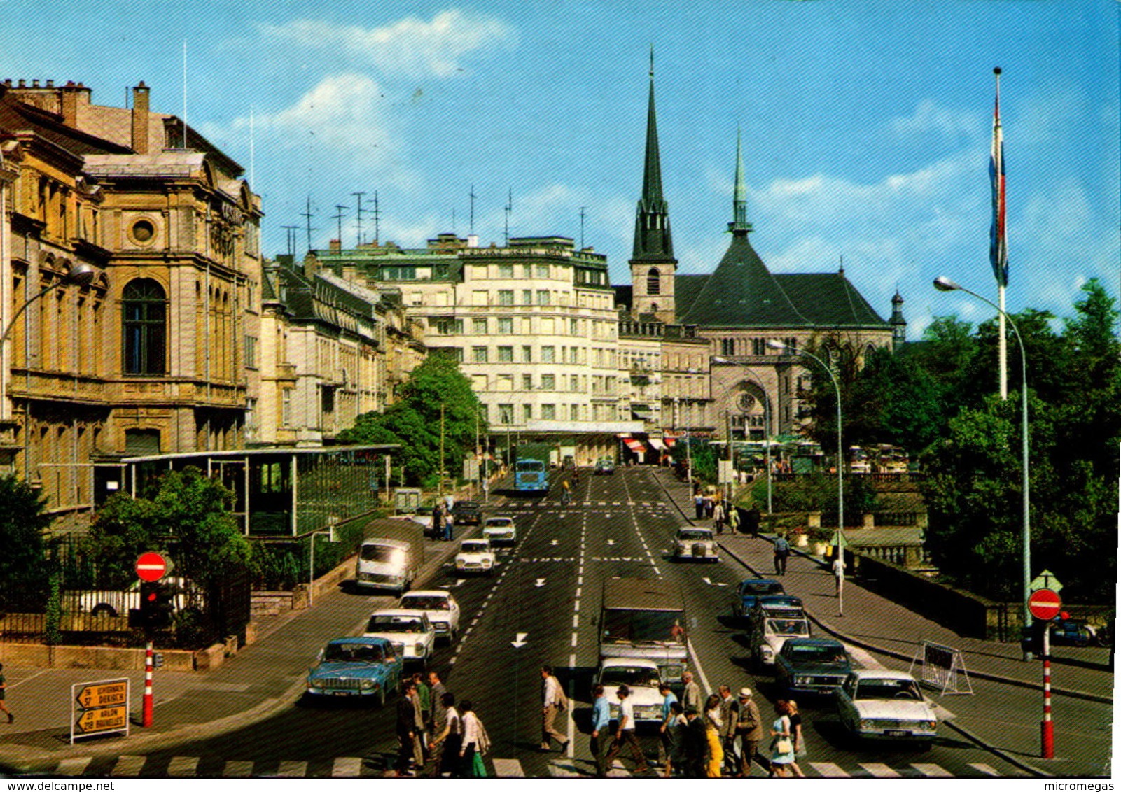 Luxembourg - La Cathédrale vue de la Place de Bruxelles