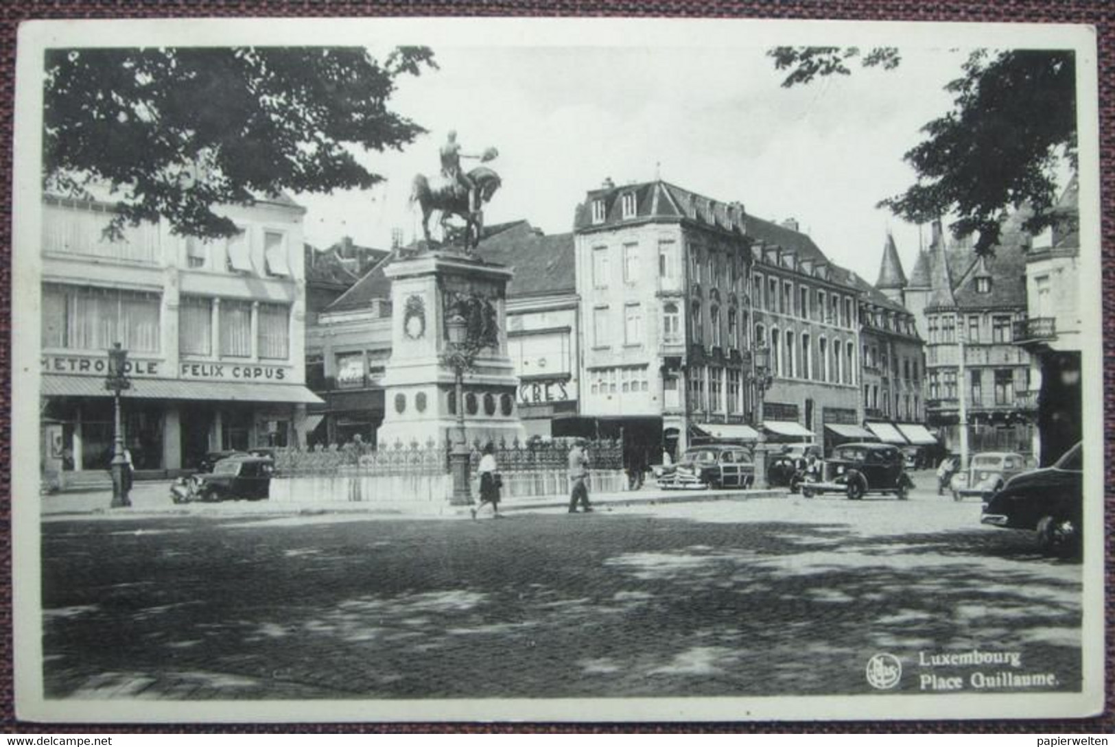 Luxembourg - Place Guillaume / Auto!