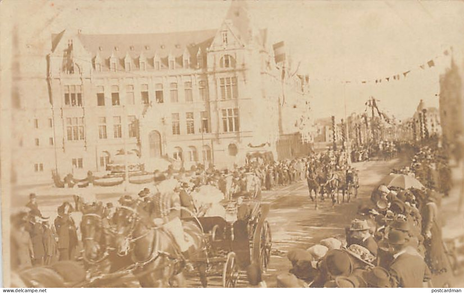 LUXEMBOURG-VILLE - La famille Grand-Ducale sur l'avenue de la Liberté en 1914, en arrière plan la Banque et caisse d'épa