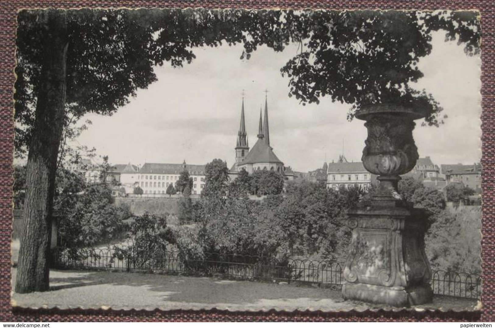 Luxembourg - Vue sur la Cathédrale