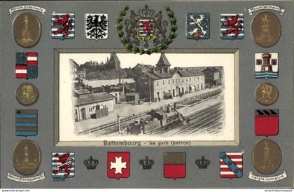 Gaufré Blason Passepartout CPA Bettemburg Bettemburg Luxemburg, Gare, Perron