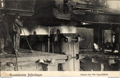 CPA Differdange Differdingen Luxembourg, Eisenindustrie, Gießen der 75er Faconblöcke
