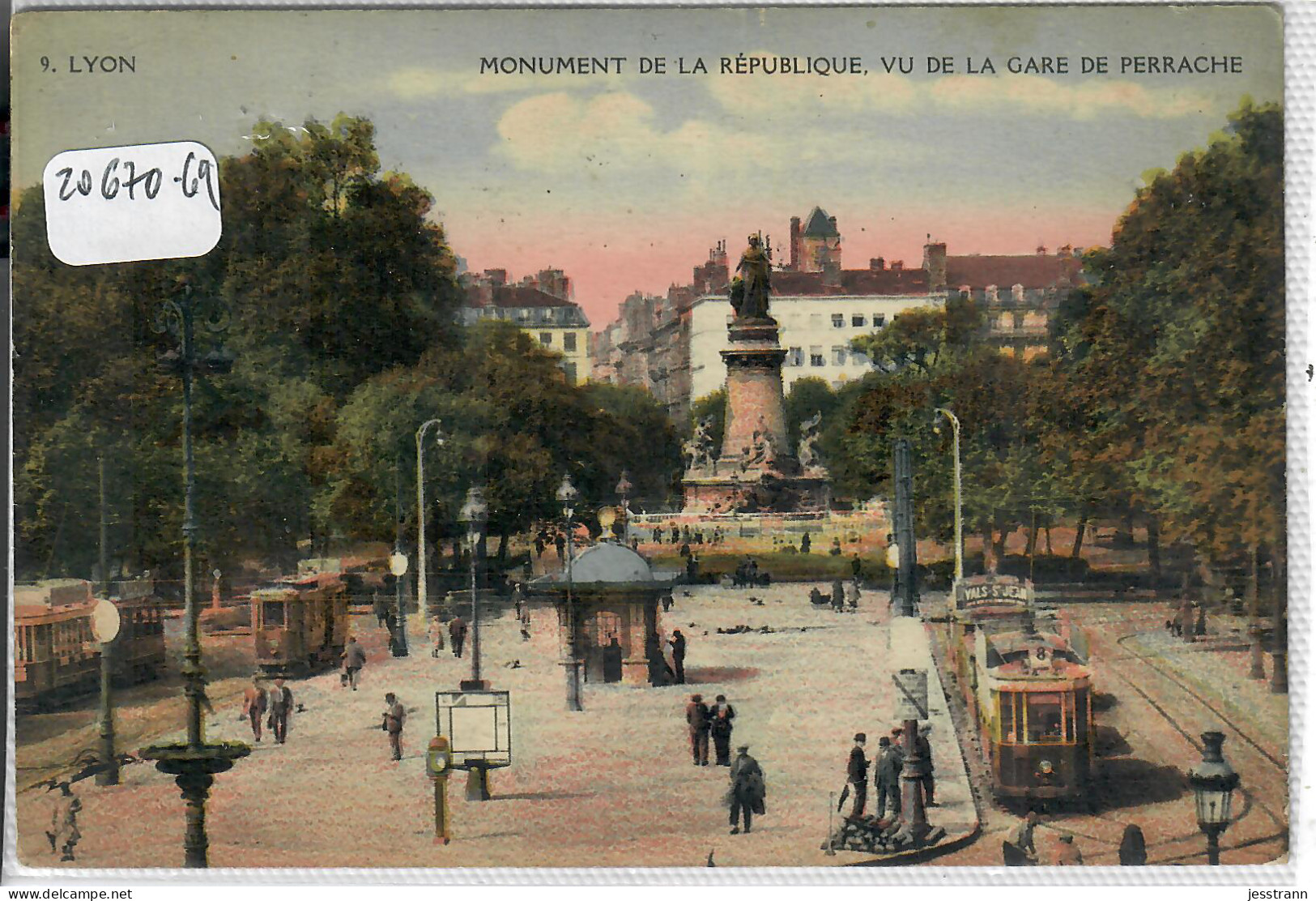 LYON 2- MONUMENT DE LA PLACE DE LA REPUBLIQUE- LES TRAMWAYS