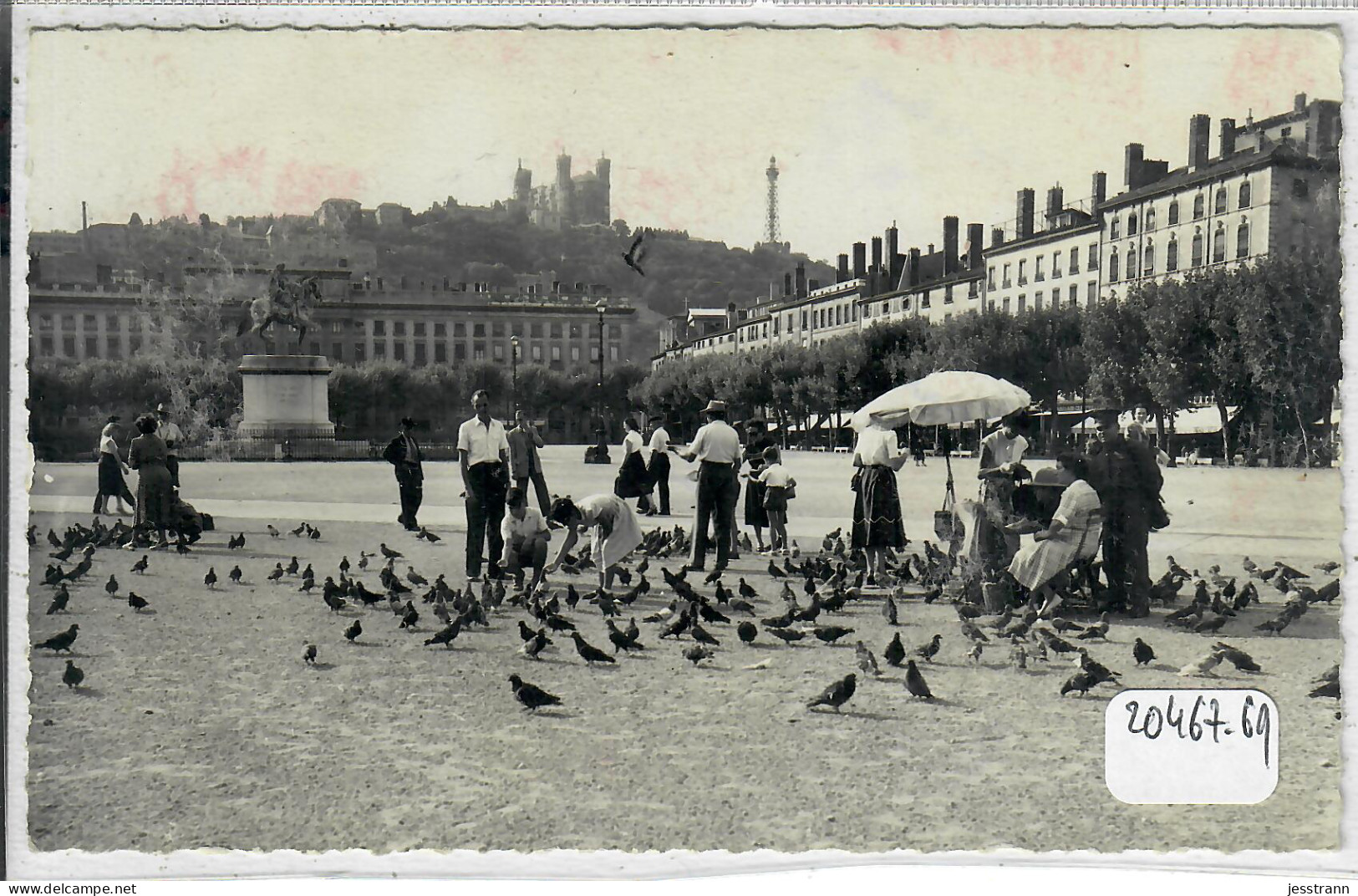 LYON 2- PLACE BELLECOUR- LES PIGEONS