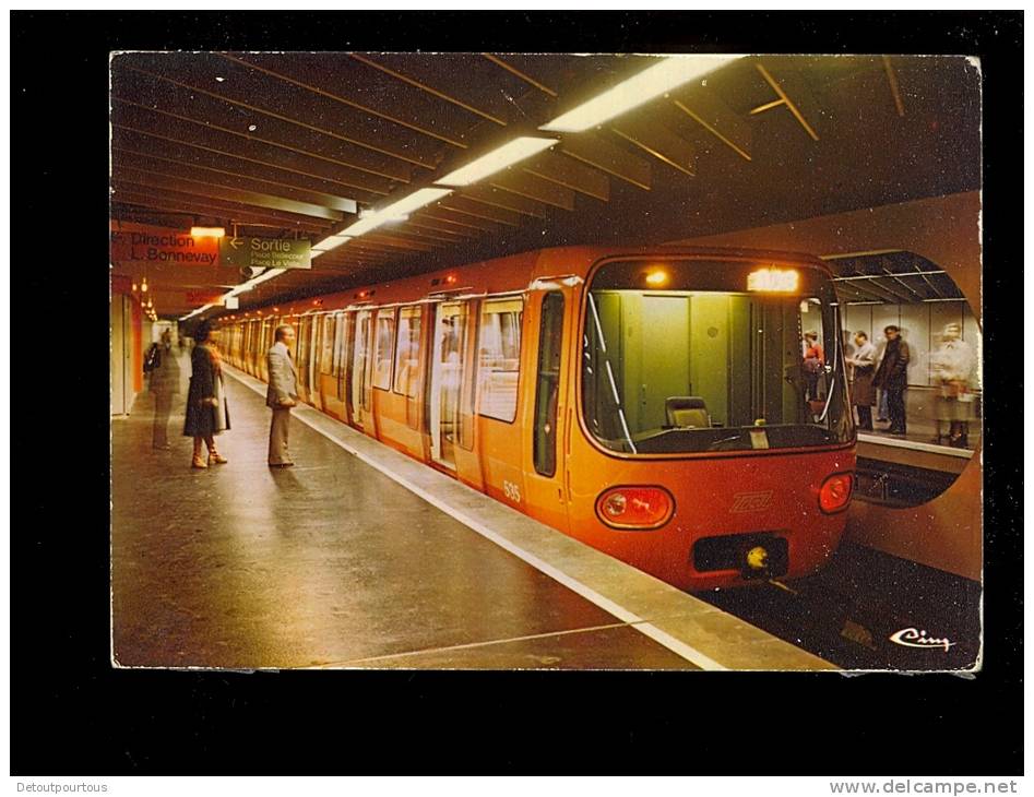 LYON / 6cp du métro TCRL TCL rame 535 à Bellecour multivues intérieur et stations Perrache Victor Hugo Cordeliers Hotel