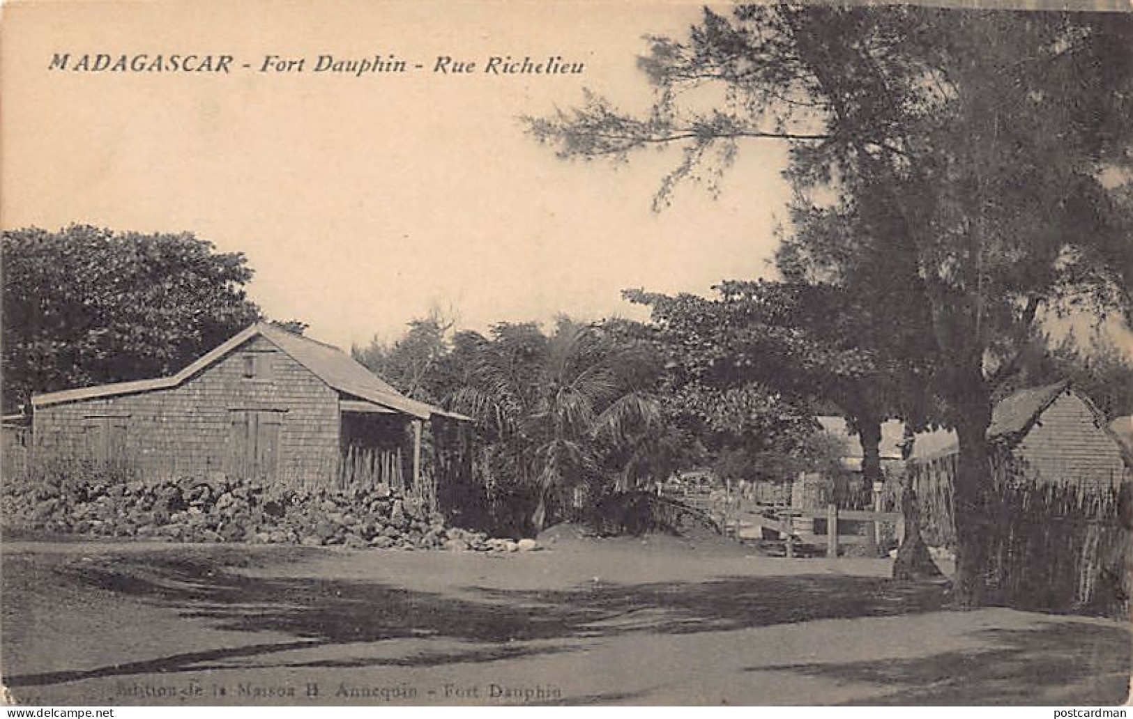Madagascar - FORT-DAUPHIN - Rue Richelieu - Publ. Maison H. Annequin