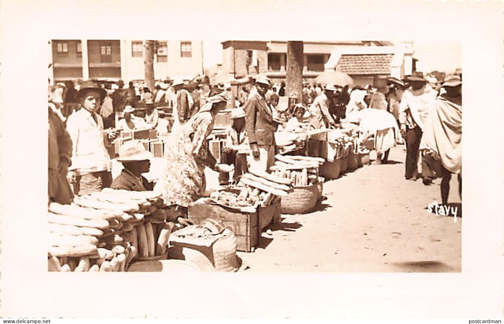 Madagascar - Les petits métiers - La vente foraine du pain - Ed. Stavy 10219