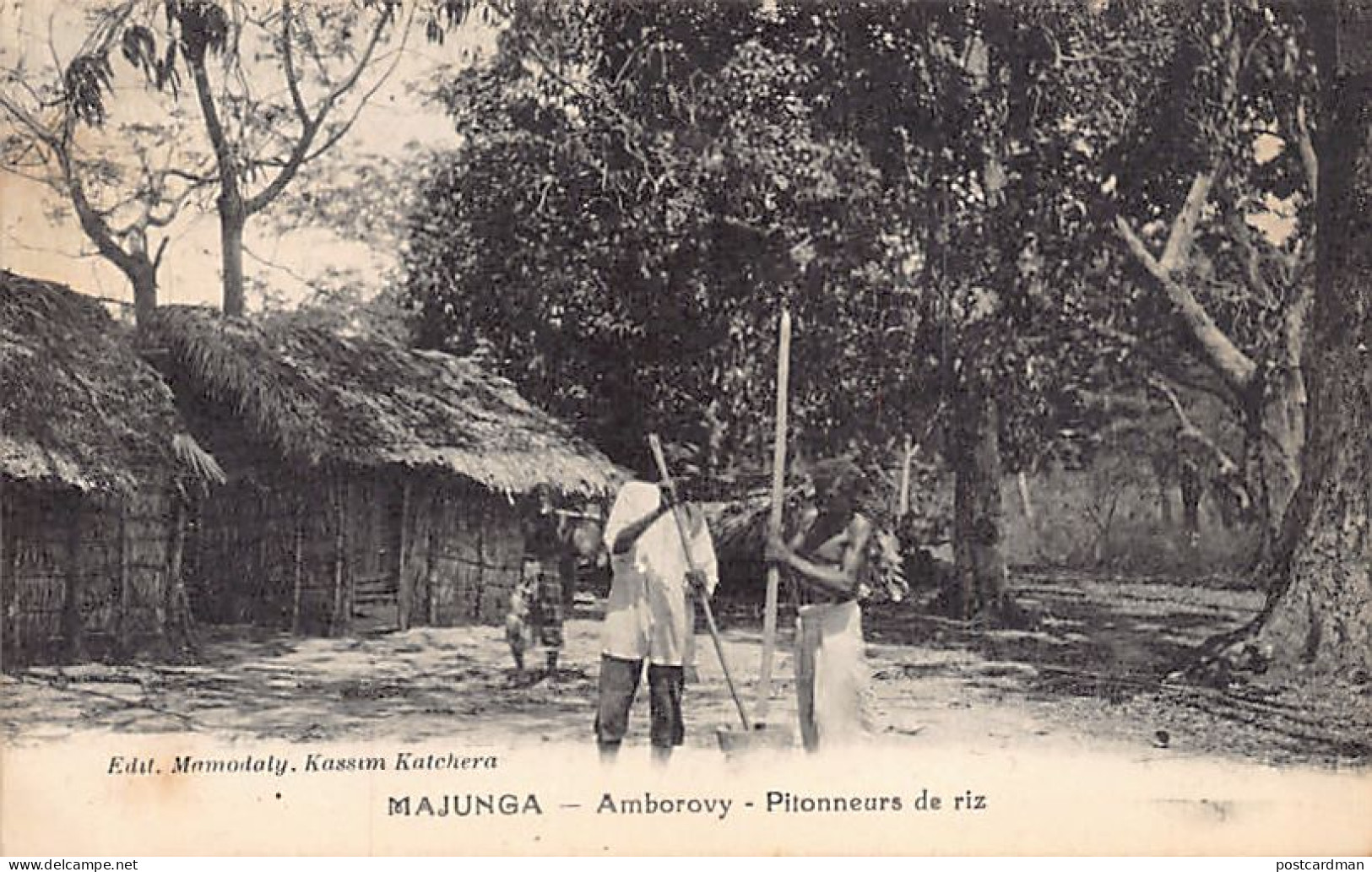 Madagascar - MAJUNGA - Amborovy - Hommes pilant le riz - Ed. M. K. Katchera