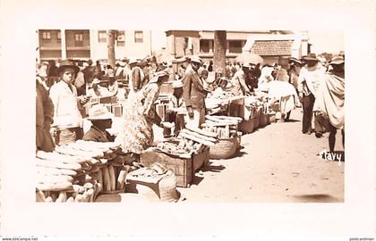 Madagascar - Les petits métiers - La vente foraine du pain - Ed. Stavy 10219