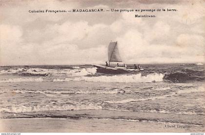 Madagascar - Une pirogue au passage de la barre - Ed. Leygoute
