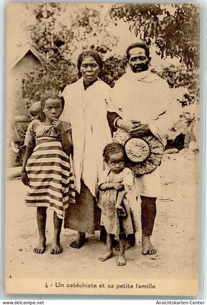 10651620 - ein Kathechist und seine kleine Familie Madagaskar