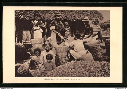 CPA Madagaskar, Le Manioc mis en Sac