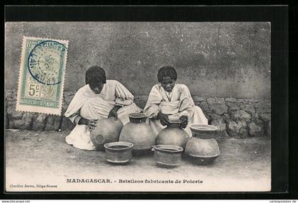 CPA Madagaskar, Töpferinnen formen Krüge am Strassenrand