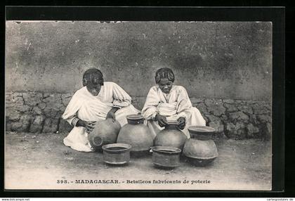CPA Madagaskar, Töpferinnen formen Krüge am Strassenrand