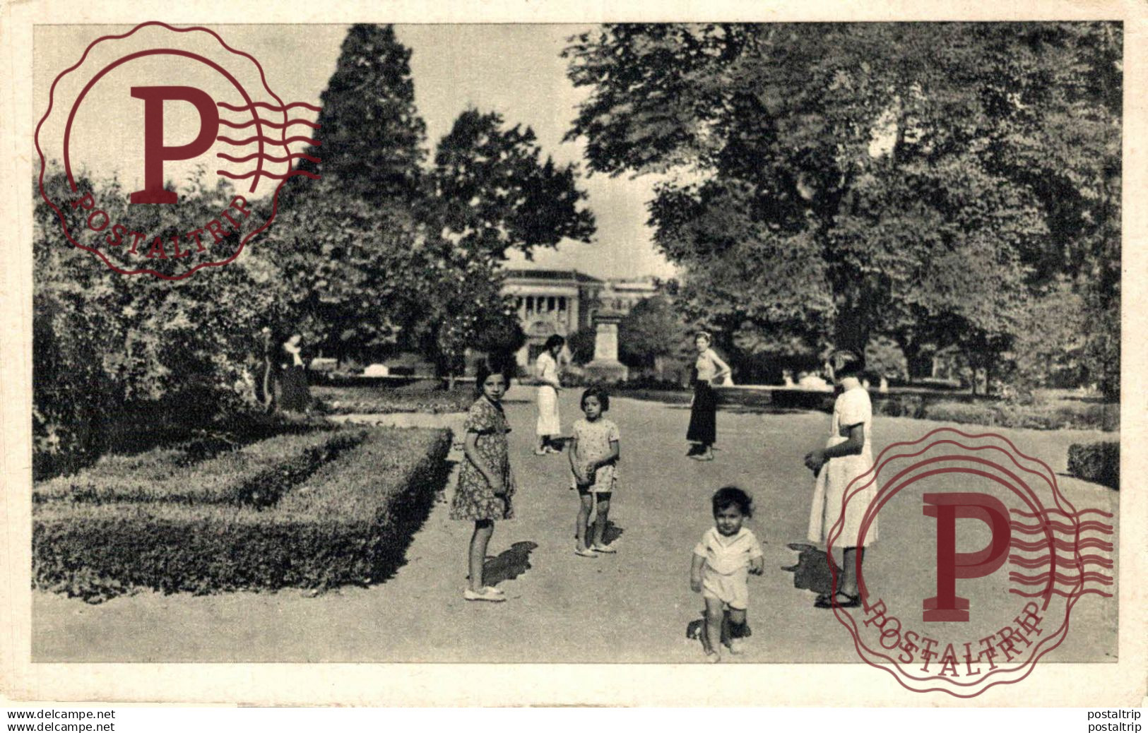 MADRID. JUEGO DE LOS NIÑOS EN LOS PARQUES.