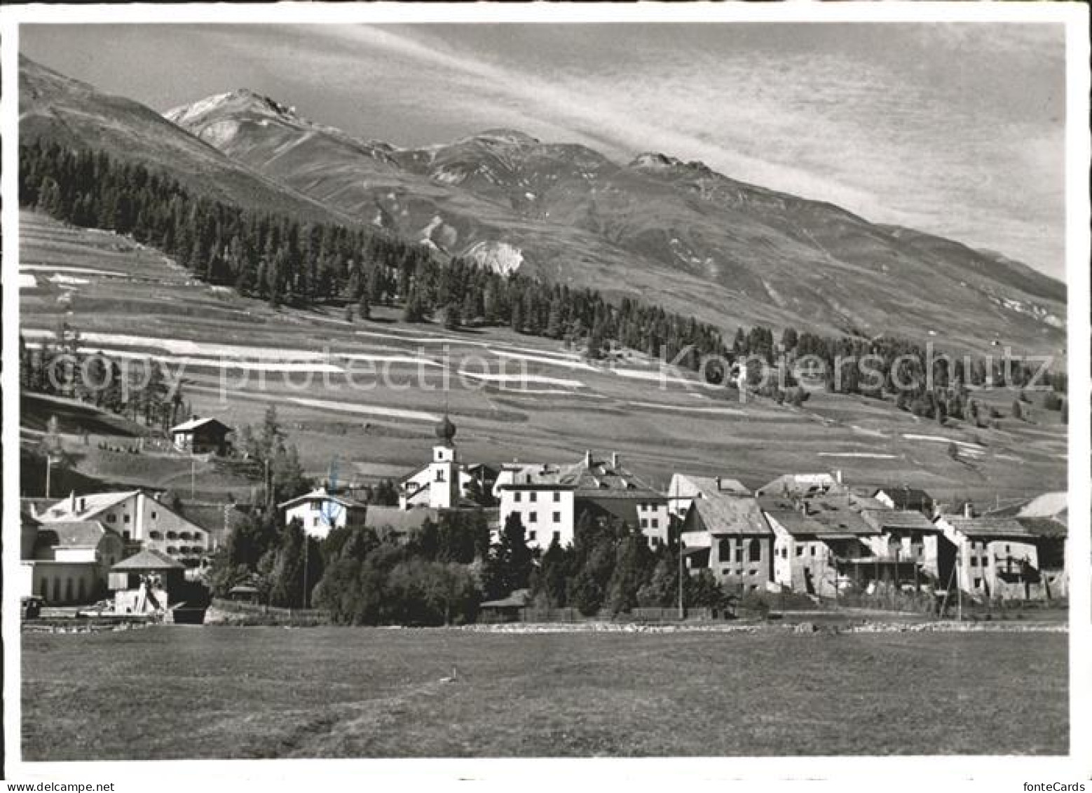 Madulain Ortsansicht mit Kirche Engadin