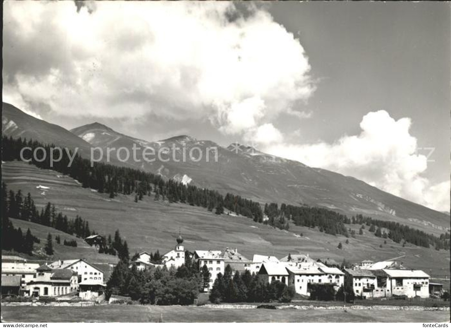 Madulain Ortsansicht mit Kirche Oberengadin